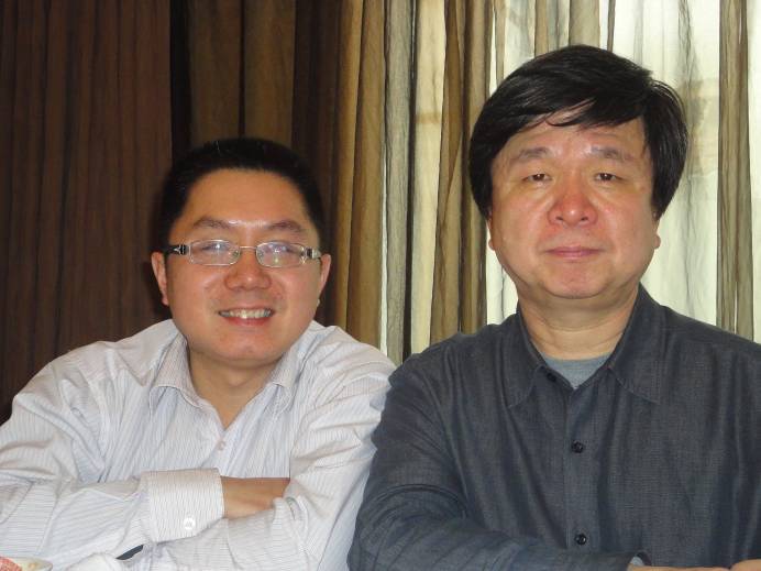 广州美术学院工业设计院院长童慧明教授与网站创办人邓耀邦合影